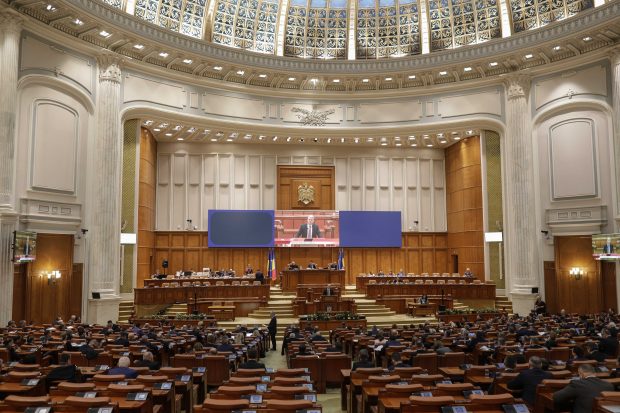 Coaliția reintroduce înregistrările SRI în anchetele penale și elimină pragul la abuzul în serviciu, deși era cerut de Curtea Constituțională. UDMR s-a abținut la vot