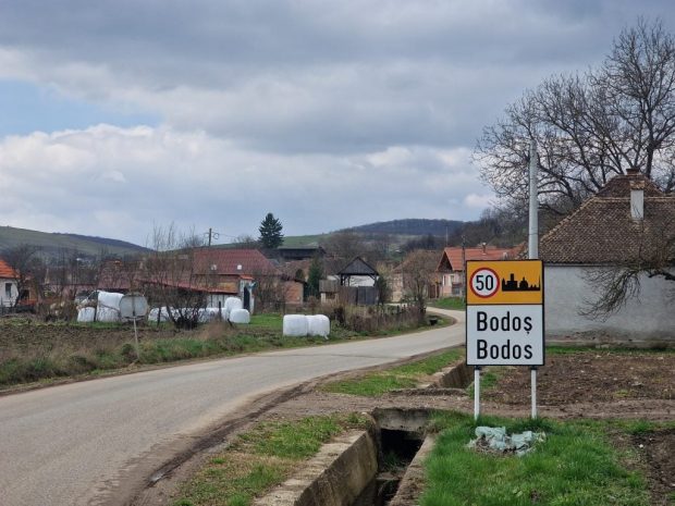 Cazul fetei din Covasna legate cu lanțuri de părinți. Primăria Baraolt: „Nu au fost efectuate vizite la domiciliu din 2020”, tatăl depunea lunar „un raport de activitate”