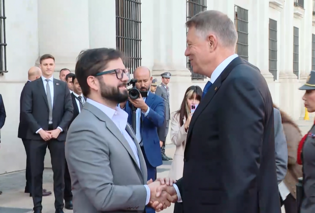Klaus Iohannis a ajuns în vizita oficială în Chile. Preşedintele, primit de omologul Gabriel Boric
