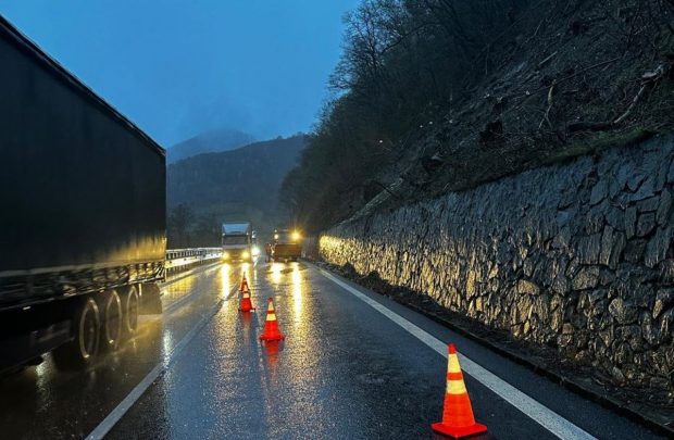 Căderi de pietre pe Valea Oltului. Trafic îngreunat și două maşini avariate