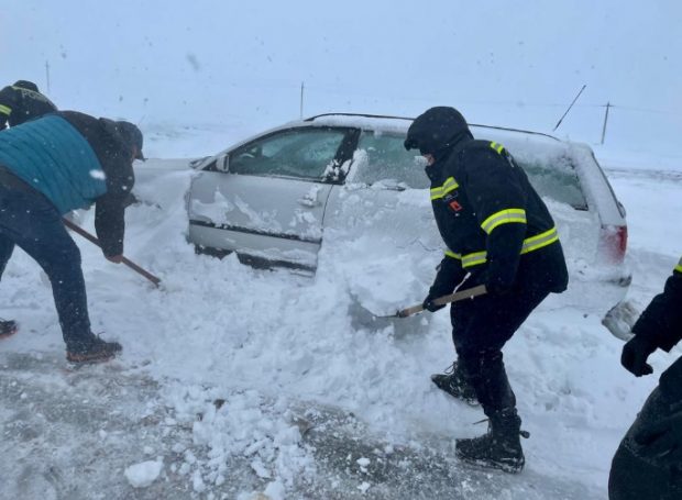 Episod de iarnă la început de aprilie. Ce drumuri sunt blocate de viscol și unde stratul de zăpadă a ajuns la 30 de cm
