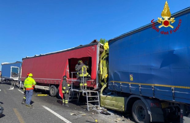 Șofer român de TIR mort, după ce un coleg croat a pus camionul de-a latul pe autostradă, ca să evite un blocaj în trafic, în Italia