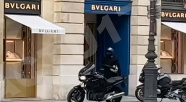 Magazin de bijuterii de lux din Paris, jefuit de persoane înarmate care au fugit pe motociclete. La cât este estimată paguba