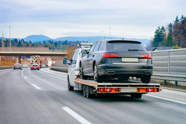 Te-a lăsat mașina și nu știi ce să faci? Apelează la o firmă de tractări auto! Iată avantajele