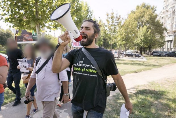 DIICOT a clasat dosarul privind acuzațiile de trafic de persoane la adresa activistului vegan. Acuzațiile de viol și act sexual cu minor, disjunse și trimise la alt Parchet