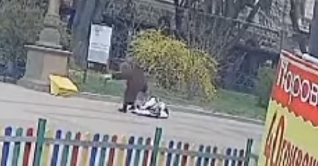 O femeie de 86 de ani a fost ranită grav de un copil care a dat peste ea cu un cart de jucărie, în Ucraina – VIDEO