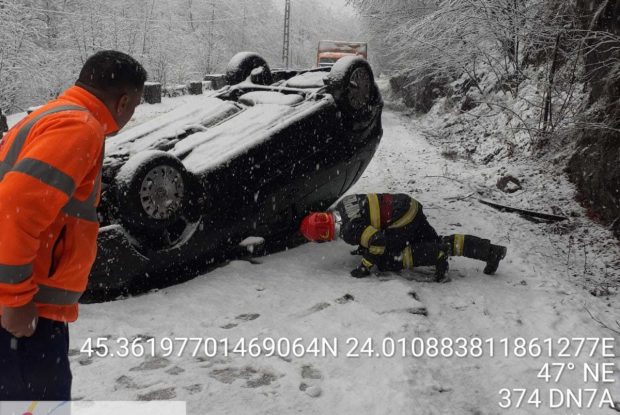 Maşină răsturnată în Vâlcea, după ce a derapat pe zăpadă