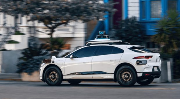 Mai au de lucru: mașinile autonome testate în San Francisco încurcă transportul public