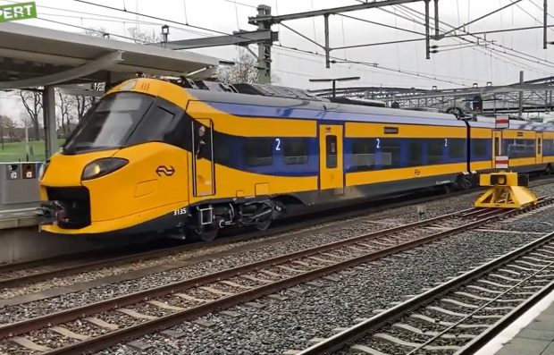 Mecanicul unui tren de pasageri încetinește într-o gară din Olanda și îi întreabă pe cei de pe peron: „Încotro e Amsterdam?” Videoclipul a devenit viral
