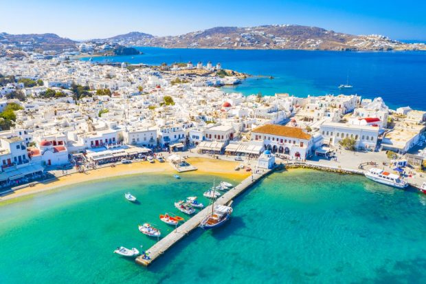 Proprietarul unui bar din insula grecescă Mykonos a fost amendat cu 33 de milioane de euro. De ce a fost sancționat