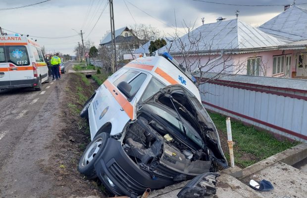 O ambulanță cu pacient a lovit un cap de pod și a ajuns în șanț, la Bodești, în Neamț. Șoferul, asistenta și un bătrân de 84 de ani au fost răniți