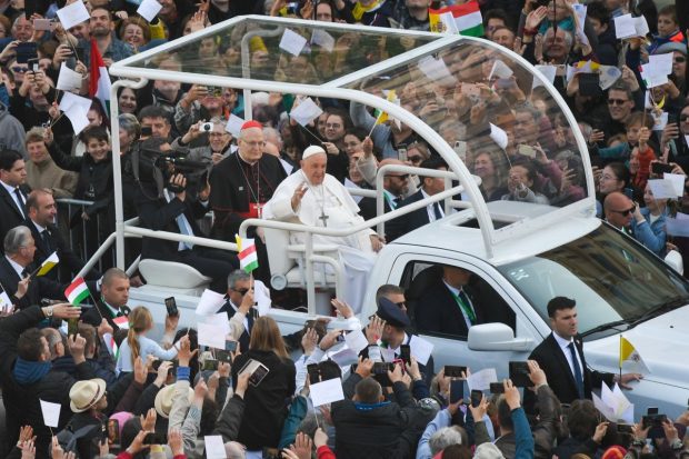 Papa Francisc, în ultima zi a vizitei în Ungaria: Nu închideți ușile străinilor, migranţilor şi săracilor