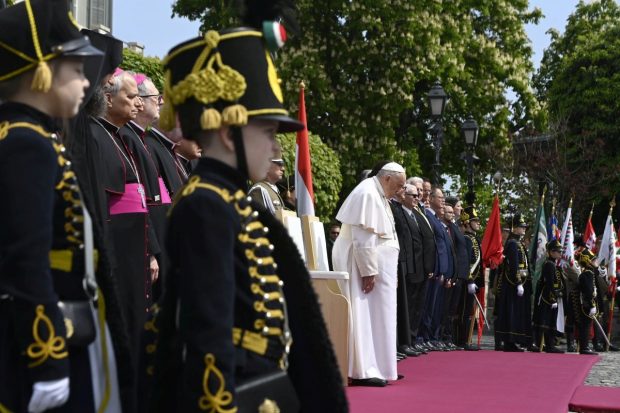 Papa Francisc a ajuns în Ungaria pentru o vizită de trei zile în care războiul din Ucraina e așteptat să fie una din temele principale