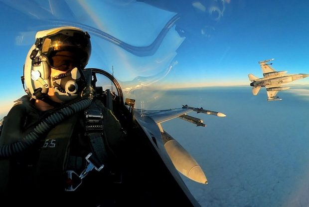 Piloții români au interceptat două avioane rusești în spațiul NATO