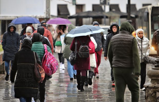 Ploi torențiale și vijelii în prima zi de Paște. Meteorologii anunță că vremea se strică în toată țara
