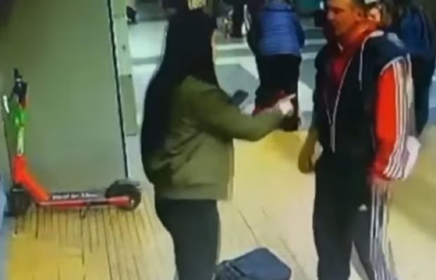 O polițistă a fost pipăită de un bărbat în Gara de Nord și apoi amenințată de acesta, când a vrut să-l rețină: „Agresori sexuali, la liber în societate” | VIDEO