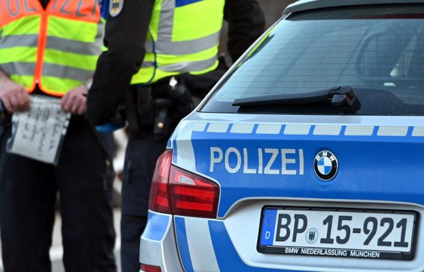 Doi polițiști nemți au fost filmați când furau bani și obiecte de valoare de la un mort, în timp ce anchetau o posibilă crimă