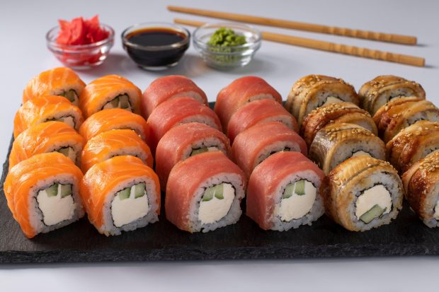 Doi bărbați, arestați în Japonia după ce și-au folosit bețișoarele pentru a lua ghimbir dintr-un bol comun, într-un restaurant