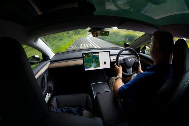 Un român a ajutat la prinderea unor hoți în Italia, după ce a filmat jaful cu camerele mașinii sale Tesla