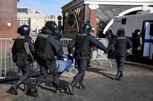 Nouă jurnaliști sunt încarcerați în Rusia „pentru că și-au făcut meseria”. Pedepse de la 6 până la 22 de ani de închisoare