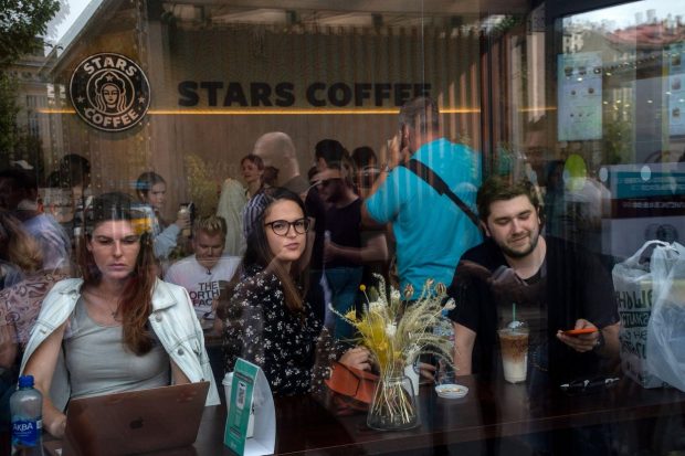 O rusoaică a fost amendată pentru că a „discreditat” armata într-o ceartă care a avut loc într-o cafenea din Moscova