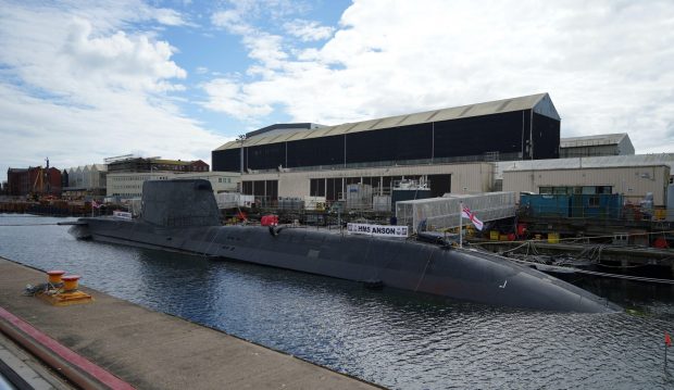 Documente secrete despre cel mai nou submarin nuclear britanic, găsite în toaleta unui pub. Reacția Royal Navy