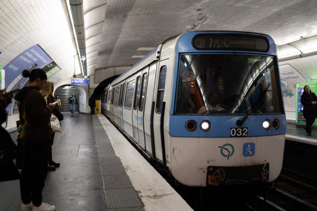 O femeie a murit la metroul din Paris, după ce și-a prins haina în ușa unui vagon