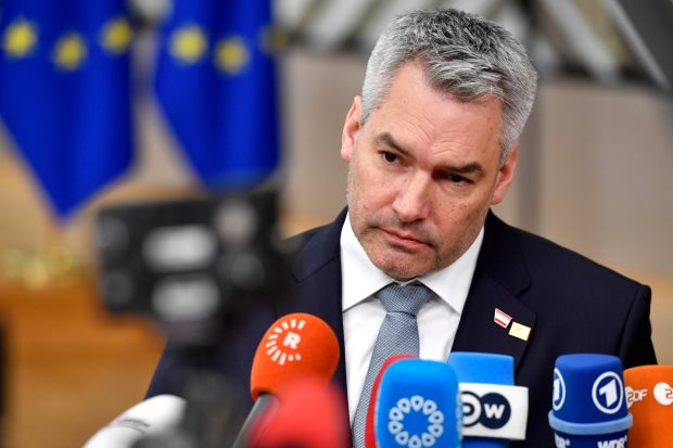 Karl Nehammer, cancelarul Austriei care se opune aderării României la Schengen, a ajuns la Palatul Cotroceni pentru întâlnirea cu președintele Iohannis