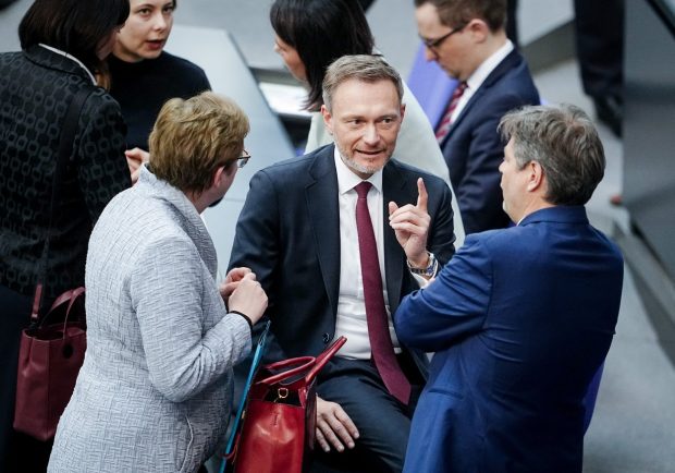 Ministrul german de finanțe a fost surprins ascunzându-și ceasul de lux într-o apariție la TV