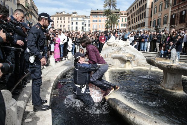 Italia vrea să introducă amenzi de până la 60.000 de euro pentru persoanele care vandalizează monumente