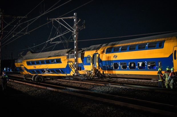 Un tren de călători a deraiat și a luat foc în Olanda. Mai multe persoane sunt grav rănite