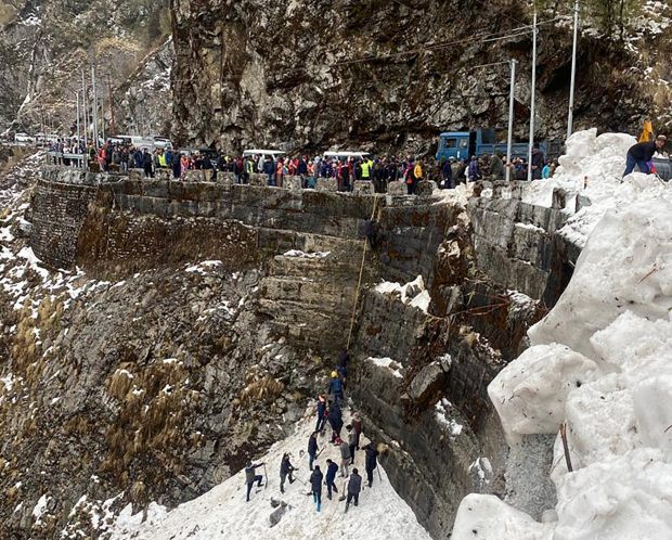 Șapte turiști morți și 13 răniți în urma unei avalanșe în India