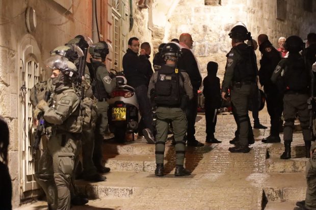 Violențe pentru a doua noapte la rând la cea mai mare moschee din Ierusalim. Poliția israeliană a folosit gloanțe de cauciuc