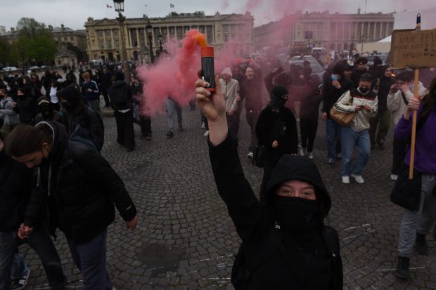 Macron vrea „să împace” Franța, după ce a promulgat rapid reforma pensiilor. Francezii îi promit „președintelui haosului” noi proteste