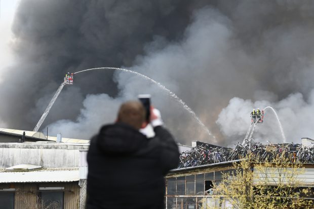 Nor uriaș de fum deasupra orașului Hamburg, după un incendiu la două depozite. „Suntem în beznă”