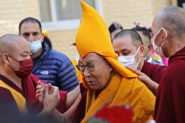 Dalai Lama, filmat când sărută un băiat și îi cere să „îi sugă limba”. Liderul spiritual și-a cerut scuze