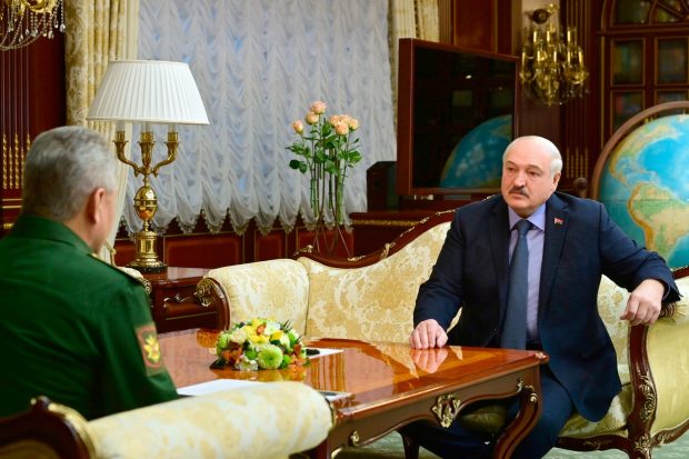 Lukașenko s-a întâlnit cu Șoigu și i-a cerut garanții că Rusia va apăra Belarusul dacă va fi atacat