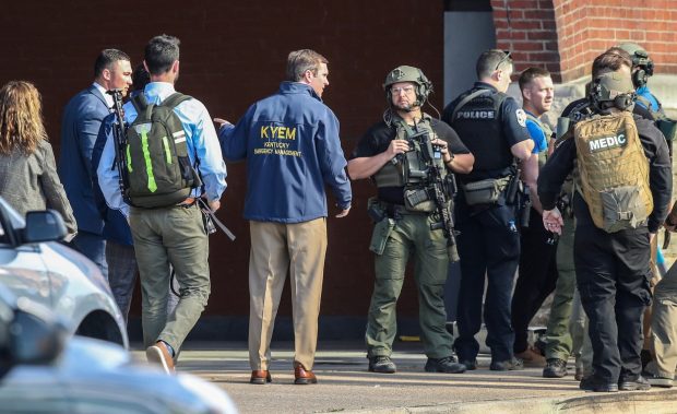 Bărbatul care a ucis 5 colegi de la băncă din Louisville a transmis atacul armat în direct. El aflaseră că va fi concediat