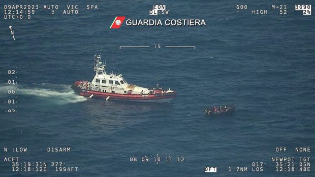 Garda de coastă a Italiei încearcă să salveze 1.200 de migranți de pe două bărci care plutesc în derivă pe mare