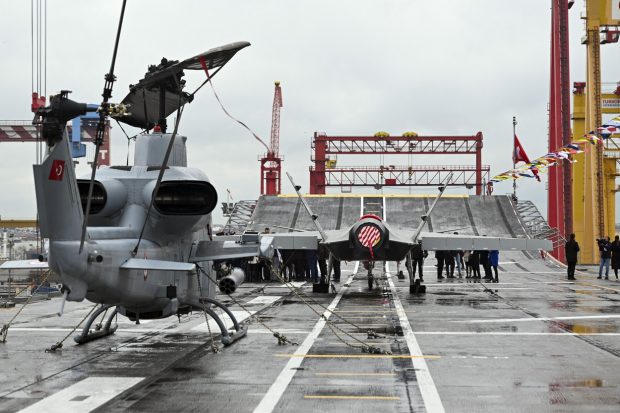 Turcia a lansat primul său portavion, TCG Anadolu, pe care intenţionează să îl adapteze la drone