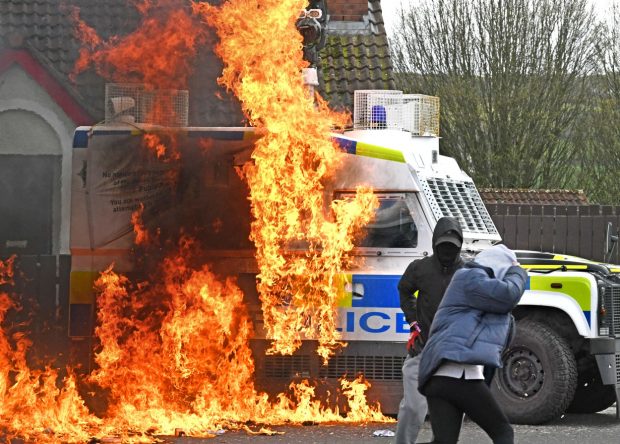 Violențe în Irlanda de Nord, cu o zi înainte de vizita lui Joe Biden. O mașină a poliției a fost atacată cu cocktailuri Molotov