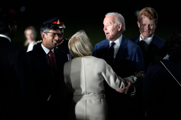 Joe Biden a aterizat la Belfast, pentru o vizită-fulger în Irlanda de Nord. Liderul american, întâmpinat de Rishi Sunak