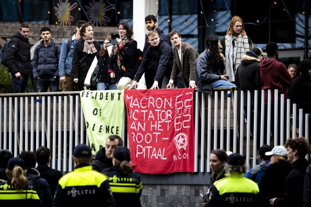 Doi protestatari, puși la pământ în timpul vizitei lui Macron la Amsterdam. Aceștia au fost prinși în timp ce „alergau spre președintele” Franței