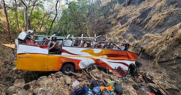 Cel puțin 13 persoane au murit în India, după ce un autocar s-a prăbușit într-o prăpastie
