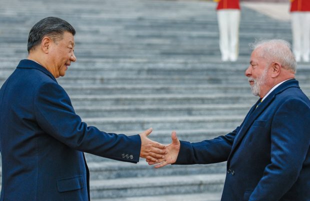 Preşedintele brazilian Lula vrea să medieze pacea în Ucraina alături de un aliat al Rusiei şi de Emiratele Arabe Unite. Noi acuzații la adresa SUA și UE