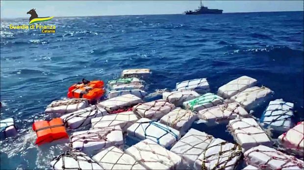 Două tone de cocaină care pluteau în derivă în largul Siciliei, capturate de poliția italiană