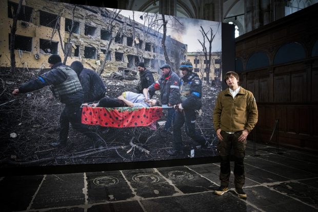 Imaginea cu femeia însărcinată cărată pe targă, după bombardamentul asupra maternității din Mariupol, a fost desemnată fotografia anului