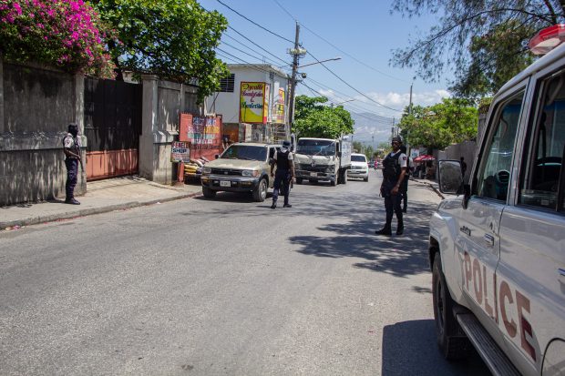 Cel puțin 12 presupuși infractori, uciși în bătaie și incendiați pe străzile capitalei statului Haiti