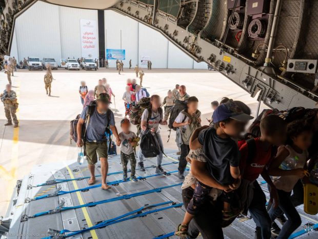 MAE: Încă doi români au fost evacuați din Sudan
