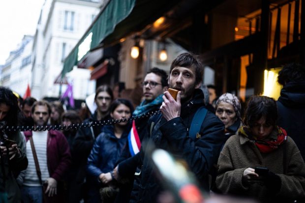 Scandal după ce un editor francez de stânga a fost arestat la Londra în baza legii antitero, în legătură cu protestele din Franța